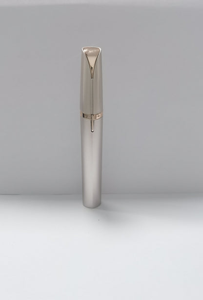 Lufia™mini wenkbrauwtrimmer - lipstick model met LED-LICHT